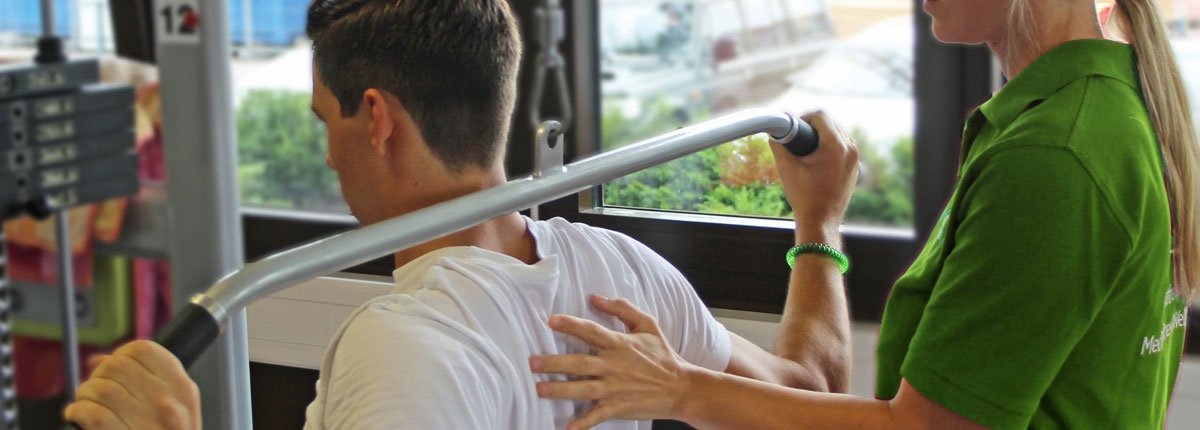 Fitnesstraining am Geraet Krankengymnastik CeOS Training Physiotherapie